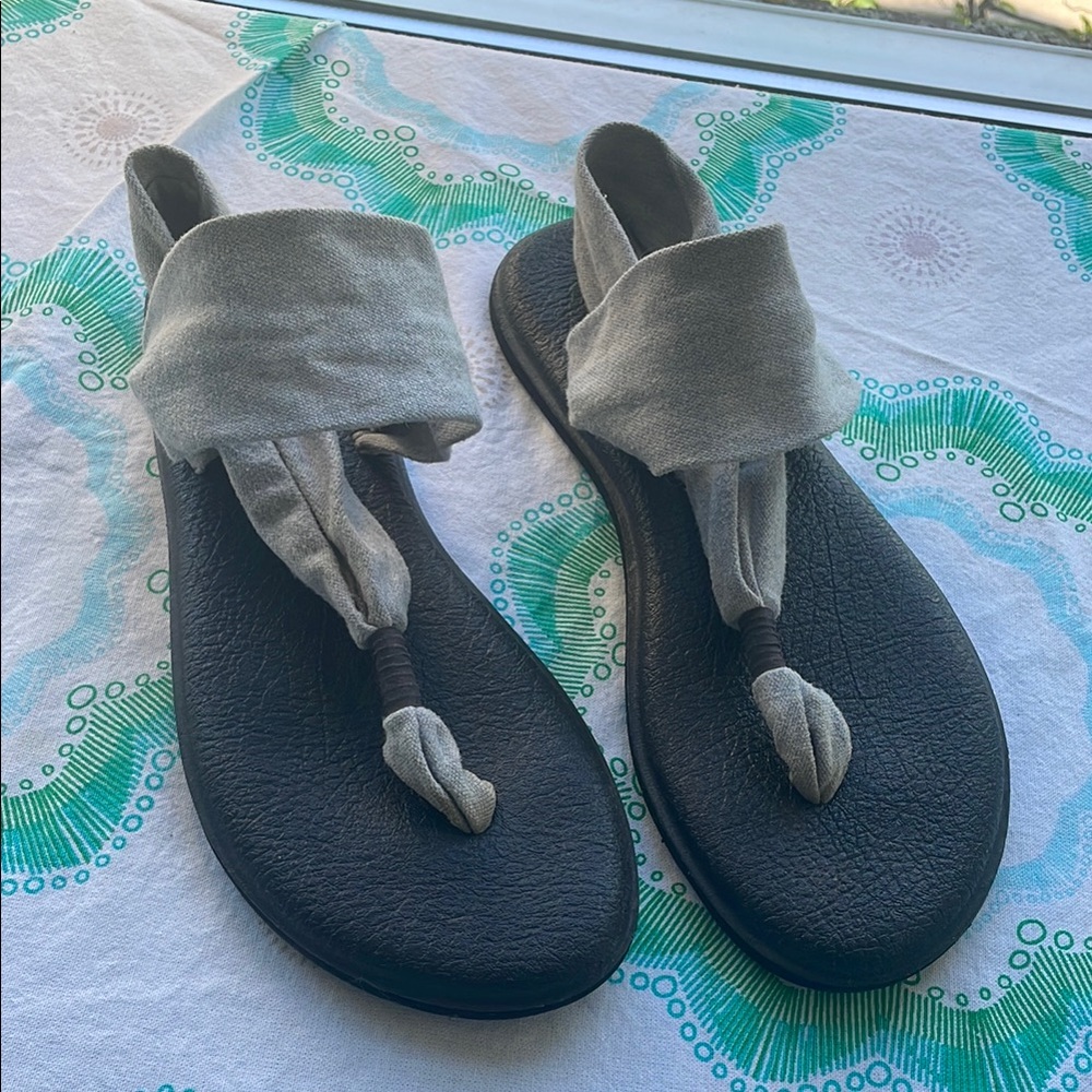 Sanuk Gray Sandals with Yoga Mat Soles